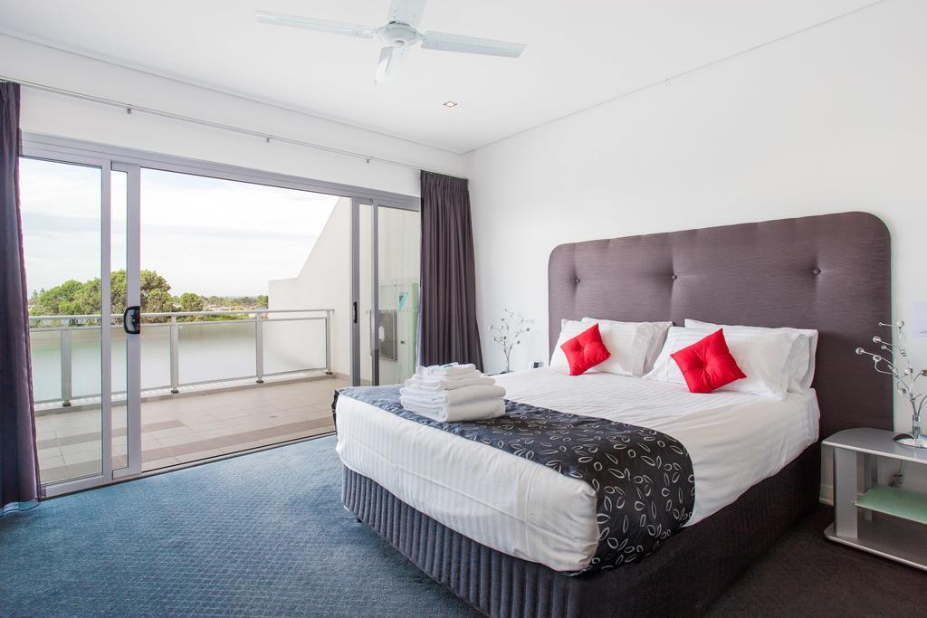 Spinnakers By Rockingham Apartments Екстер'єр фото