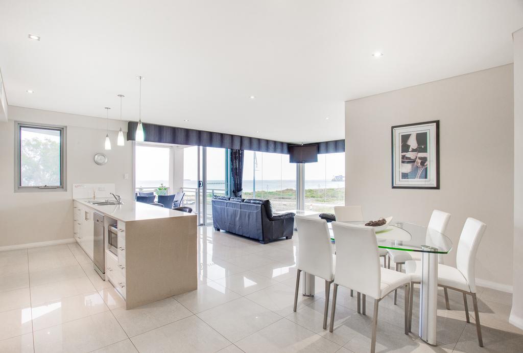 Spinnakers By Rockingham Apartments Екстер'єр фото