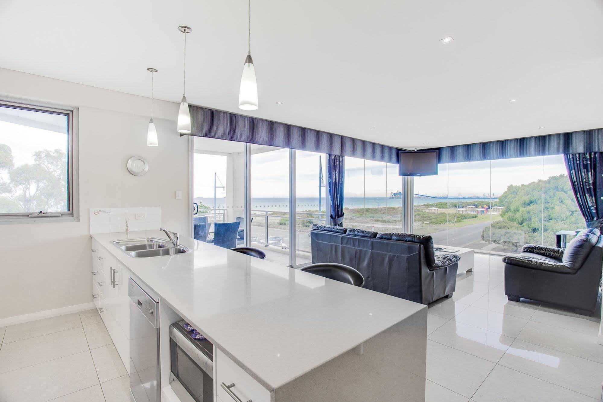 Spinnakers By Rockingham Apartments Екстер'єр фото