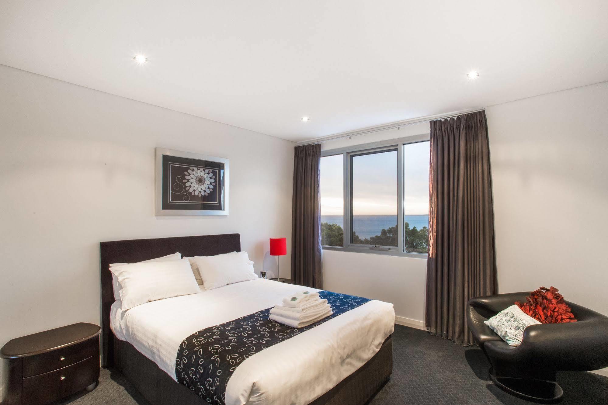 Spinnakers By Rockingham Apartments Екстер'єр фото
