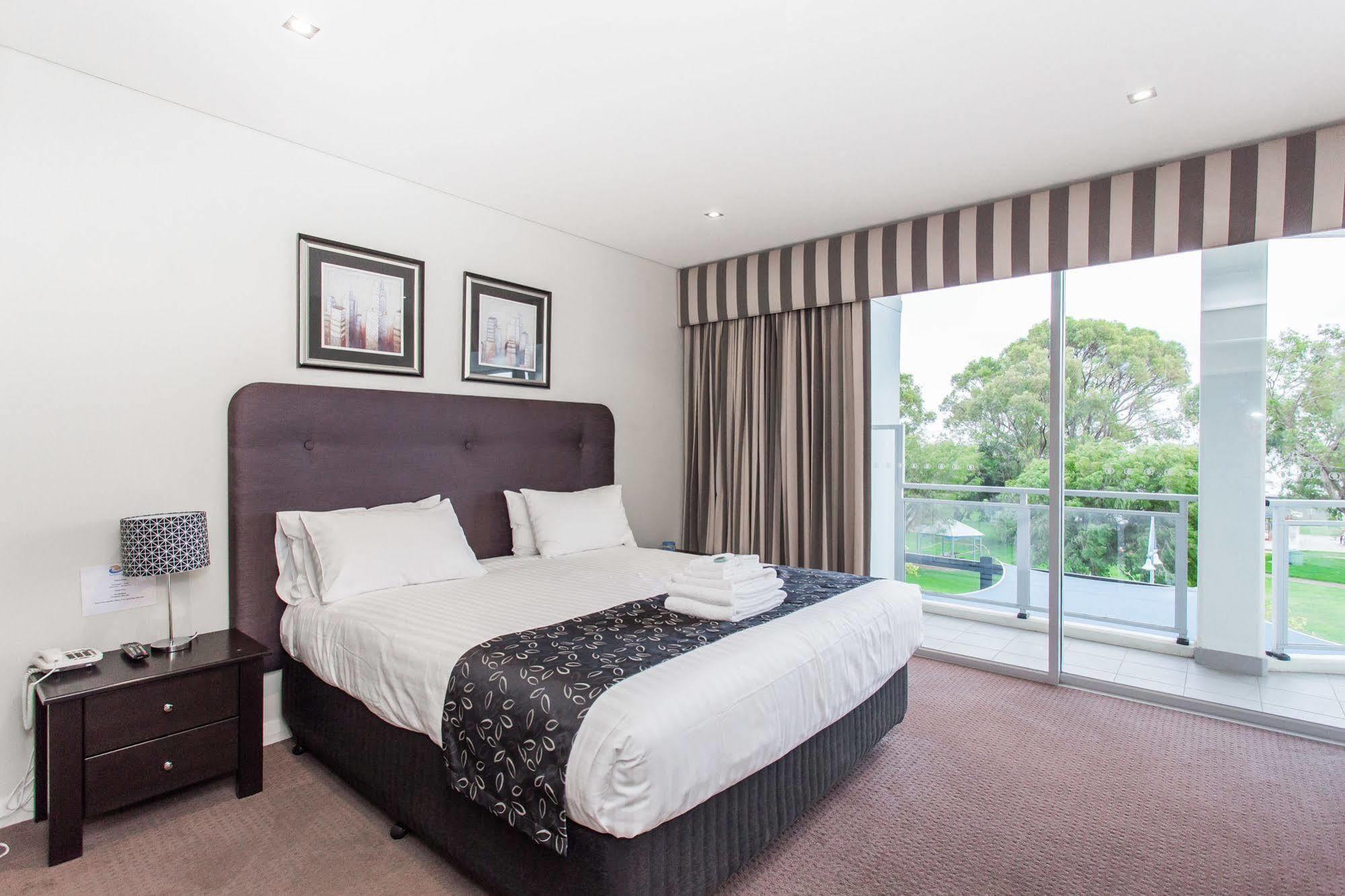 Spinnakers By Rockingham Apartments Екстер'єр фото