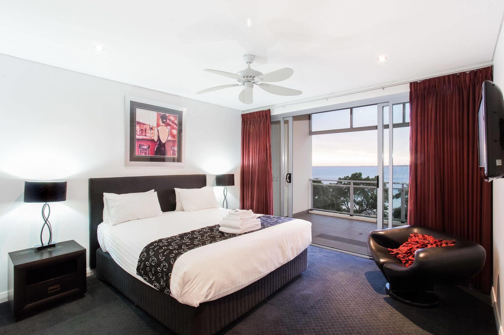 Spinnakers By Rockingham Apartments Екстер'єр фото